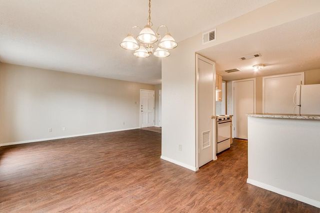 2611 Ektom DR B, Austin, TX 78745