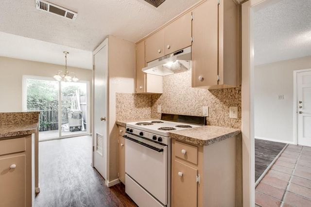 2611 Ektom DR B, Austin, TX 78745