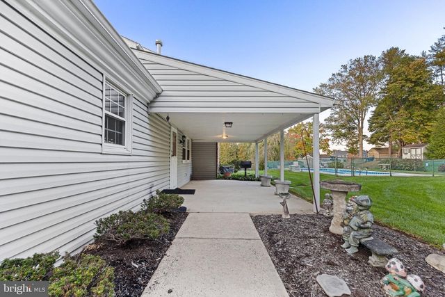 26 CARRIAGE HOUSE DR, Southampton, PA 18966