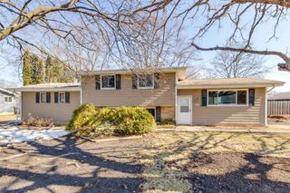 73 S Beck Road, Lindenhurst, IL 60046