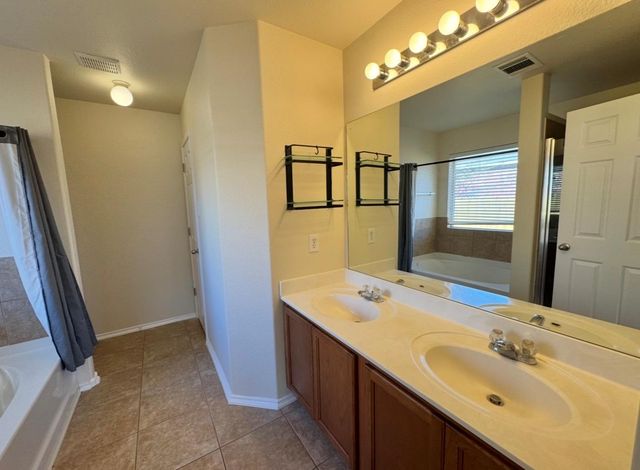 104 Gettysburg LOOP, Elgin, TX 78621