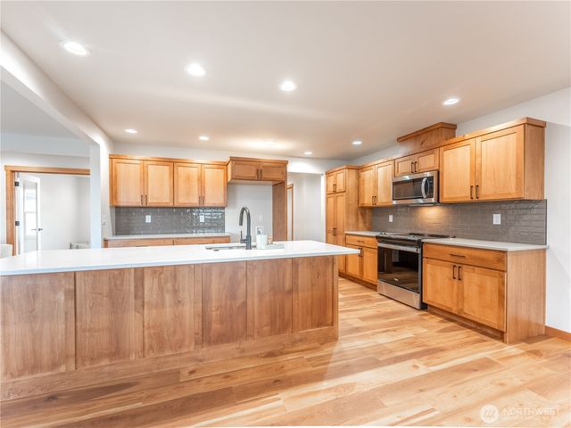 811 N Newport Loop, East Wenatchee, WA 98802