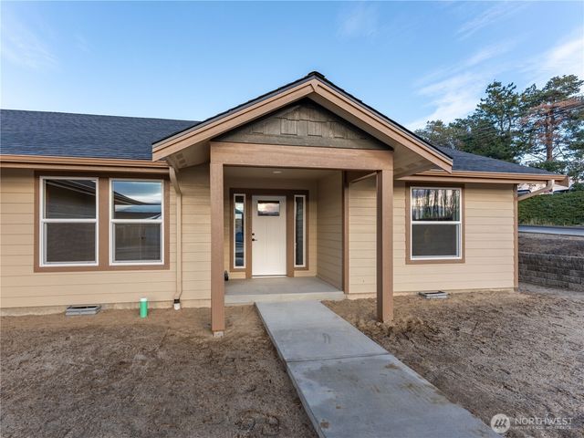 811 N Newport Loop, East Wenatchee, WA 98802