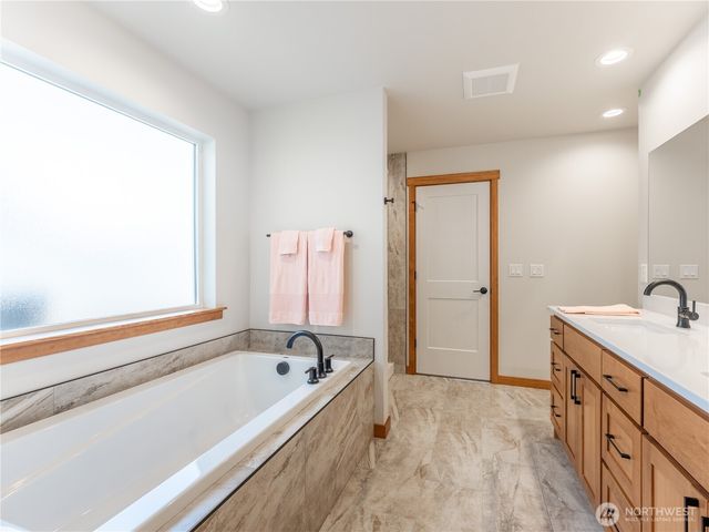 811 N Newport Loop, East Wenatchee, WA 98802