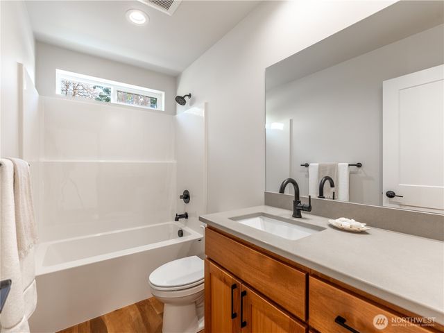 811 N Newport Loop, East Wenatchee, WA 98802