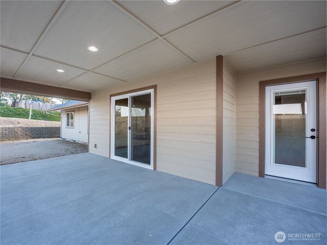 811 N Newport Loop, East Wenatchee, WA 98802