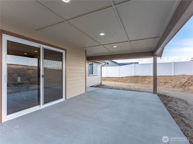 811 N Newport Loop, East Wenatchee, WA 98802