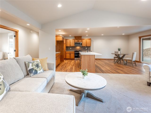 811 N Newport Loop, East Wenatchee, WA 98802