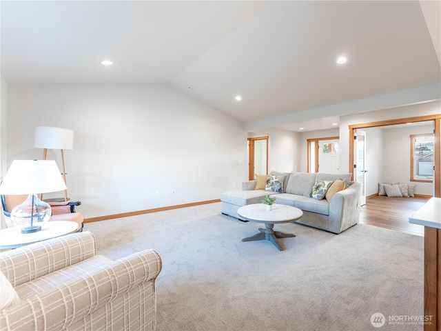 811 N Newport Loop, East Wenatchee, WA 98802