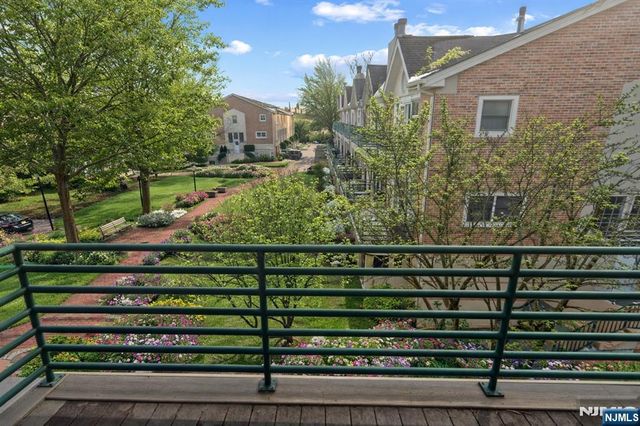 21 Grand Cove Way, Edgewater, NJ 07020