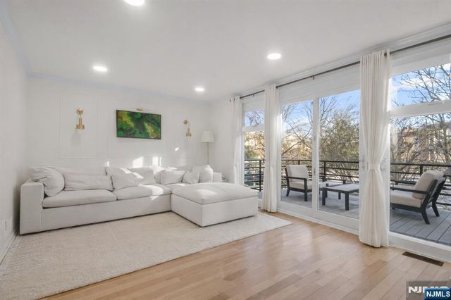 21 Grand Cove Way, Edgewater, NJ 07020