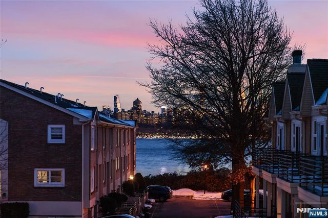 21 Grand Cove Way, Edgewater, NJ 07020