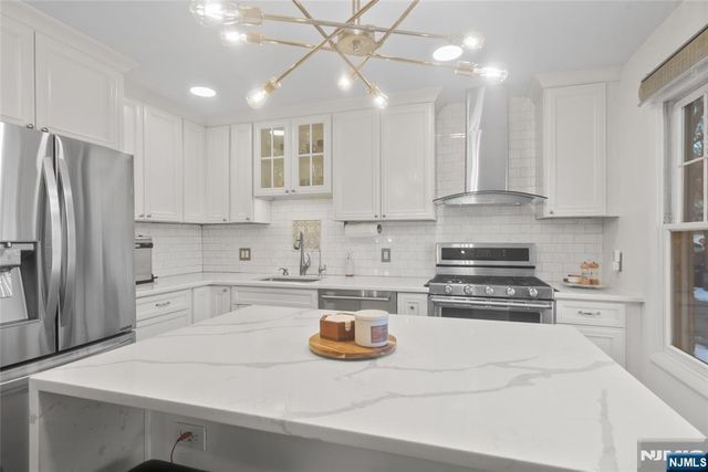 21 Grand Cove Way, Edgewater, NJ 07020