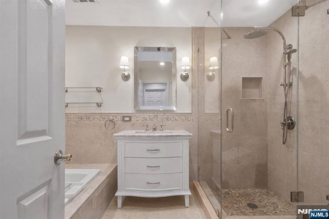 21 Grand Cove Way, Edgewater, NJ 07020