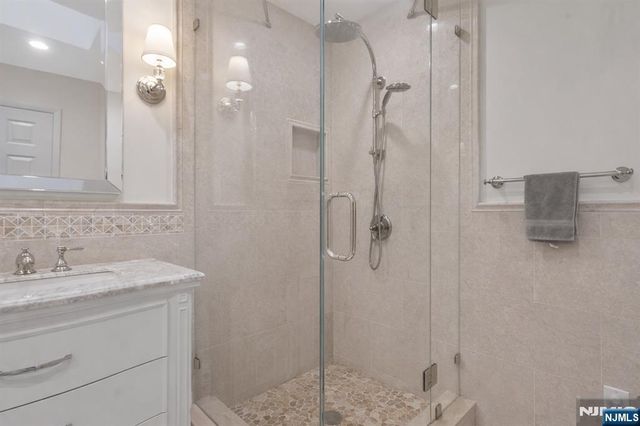 21 Grand Cove Way, Edgewater, NJ 07020