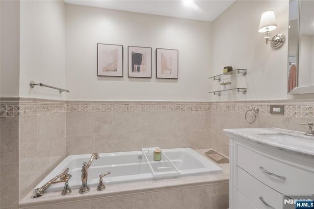 21 Grand Cove Way, Edgewater, NJ 07020