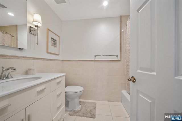 21 Grand Cove Way, Edgewater, NJ 07020