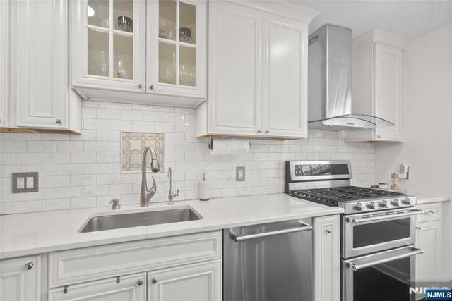 21 Grand Cove Way, Edgewater, NJ 07020