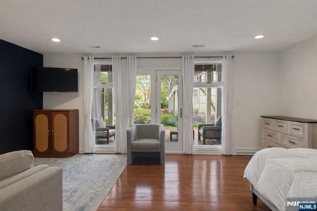 21 Grand Cove Way, Edgewater, NJ 07020