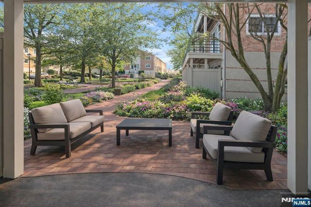 21 Grand Cove Way, Edgewater, NJ 07020