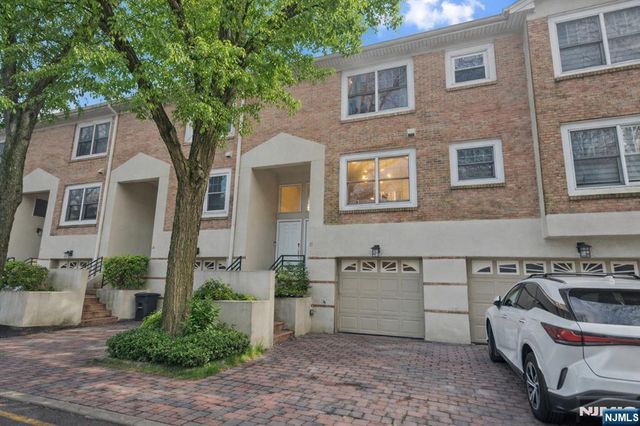 21 Grand Cove Way, Edgewater, NJ 07020