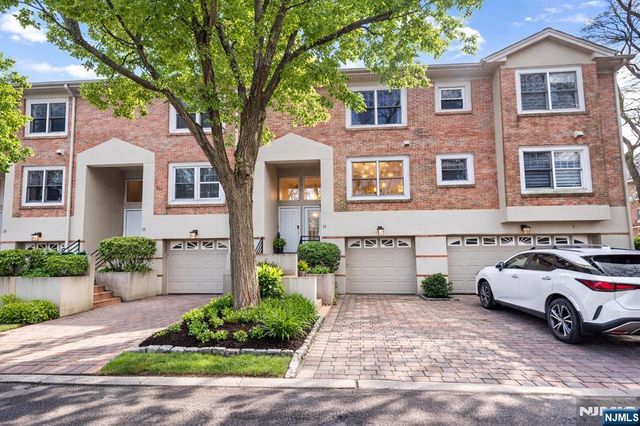 21 Grand Cove Way, Edgewater, NJ 07020