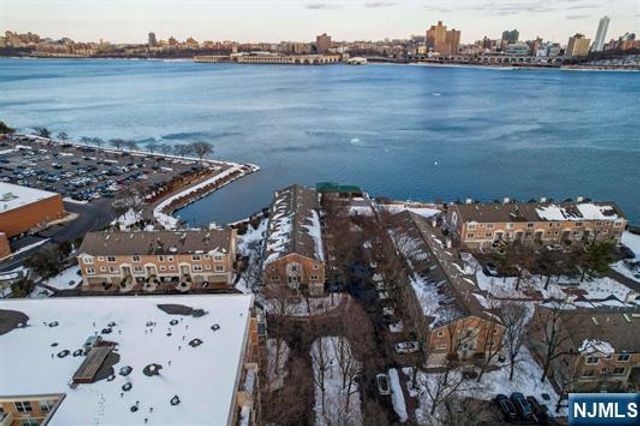 21 Grand Cove Way, Edgewater, NJ 07020