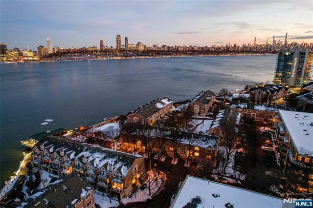 21 Grand Cove Way, Edgewater, NJ 07020