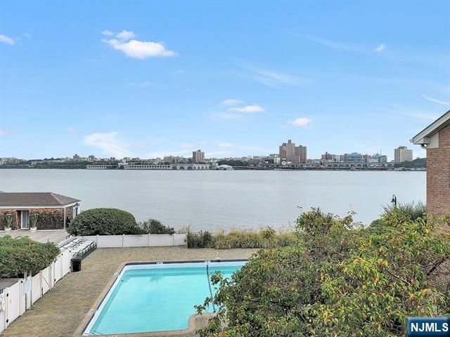 21 Grand Cove Way, Edgewater, NJ 07020