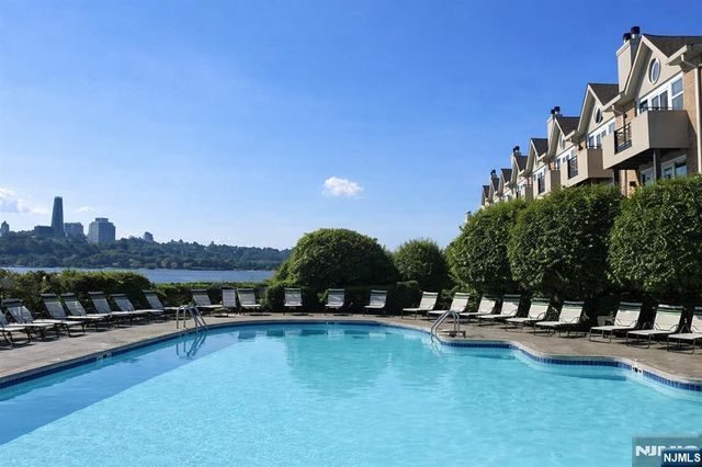 21 Grand Cove Way, Edgewater, NJ 07020