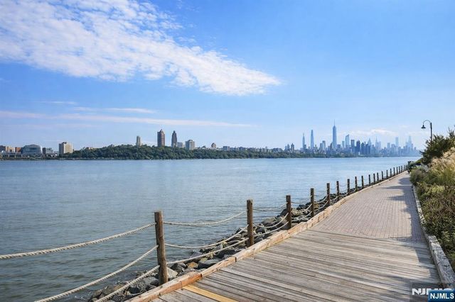 21 Grand Cove Way, Edgewater, NJ 07020