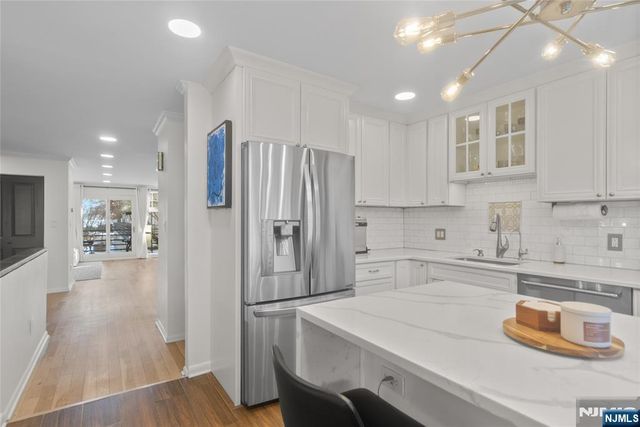 21 Grand Cove Way, Edgewater, NJ 07020