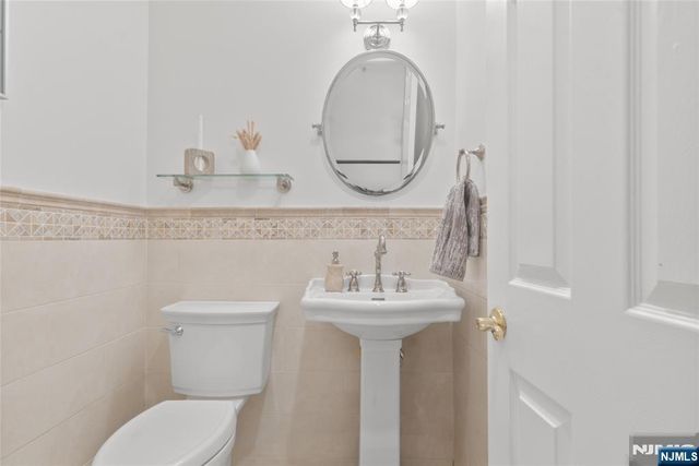 21 Grand Cove Way, Edgewater, NJ 07020