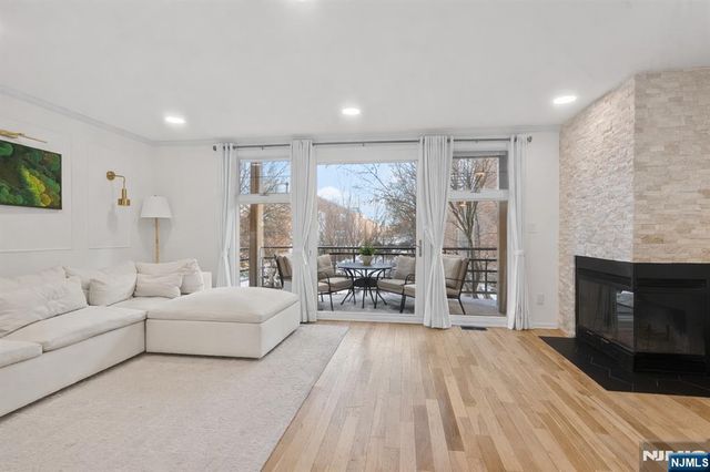 21 Grand Cove Way, Edgewater, NJ 07020