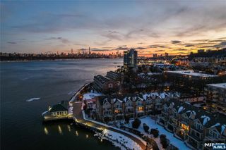 21 Grand Cove Way, Edgewater, NJ 07020