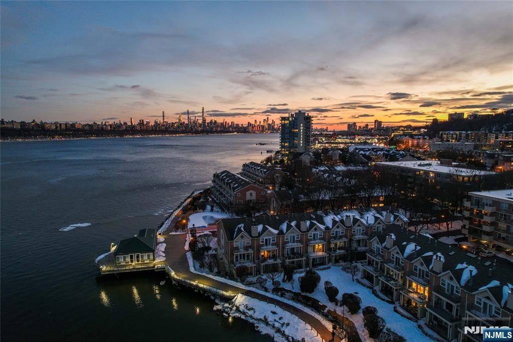 21 Grand Cove Way, Edgewater, NJ 07020