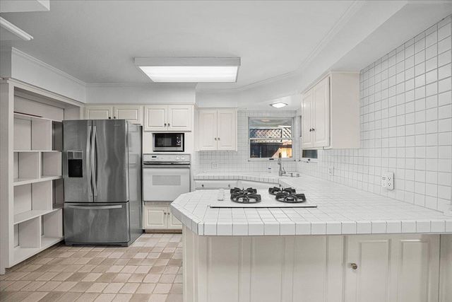 1266 W Mariposa Ave, Stockton, CA 95204