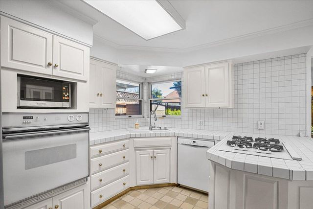 1266 W Mariposa Ave, Stockton, CA 95204