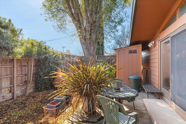 1266 W Mariposa Ave, Stockton, CA 95204