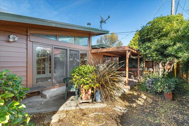 1266 W Mariposa Ave, Stockton, CA 95204