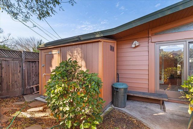 1266 W Mariposa Ave, Stockton, CA 95204