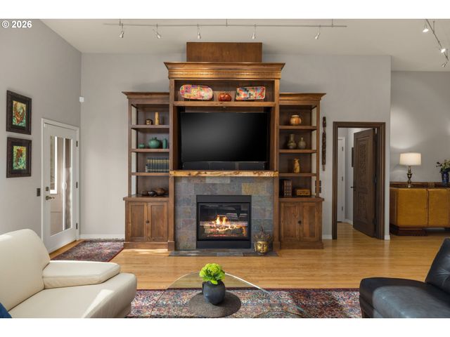 3853 Nw VARDON Pl, Portland, OR 97229