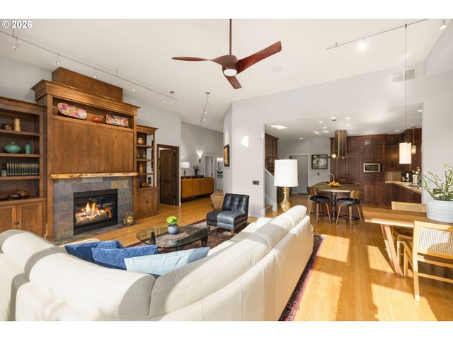 3853 Nw VARDON Pl, Portland, OR 97229