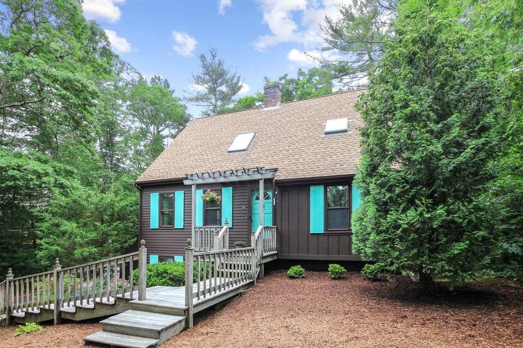 20 Lakewood Drive, Mashpee, MA 02649