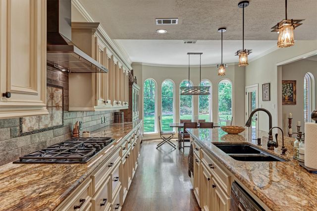 150 Lake View Circle, Montgomery, TX 77356