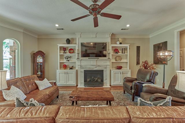 150 Lake View Circle, Montgomery, TX 77356