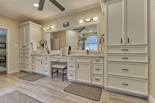 150 Lake View Circle, Montgomery, TX 77356