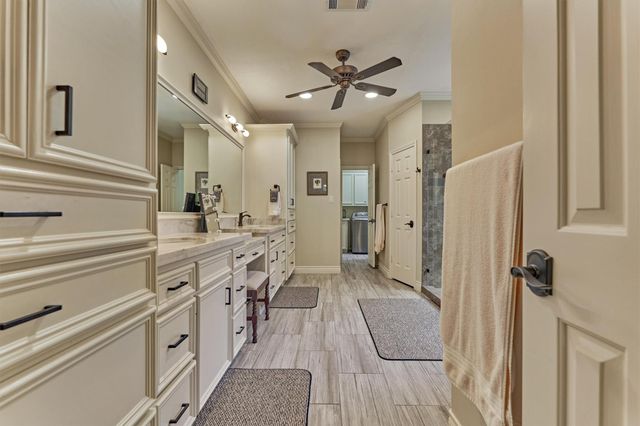 150 Lake View Circle, Montgomery, TX 77356