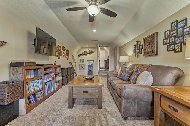 150 Lake View Circle, Montgomery, TX 77356