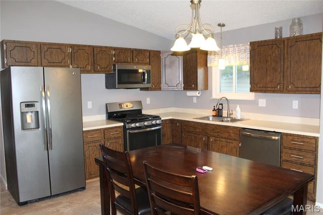 3678 Falcon Avenue, Bridgeton, MO 63044